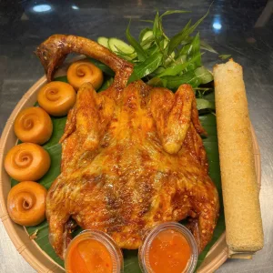 Combo 1 con gà + 5 bánh bao + 1 cơm lam + rau dưa + nước chấm